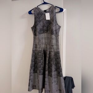 Elegant Black and White Patterned Dress With Zipper Back